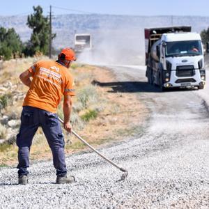 Büyükşehir Silifke’de 8 bin 100 metrelik yolu yeniledi