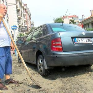 İstanbul - Bahçelievlerde yağışın ardından kum yol yayıldı, 2 otomobil mahsur kaldı