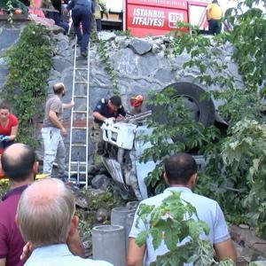 İstanbul - Başakşehirde kamyonet 5 metre yükseklikten düştü; şoför 1 saatlik çalışmayla kurtarıldı