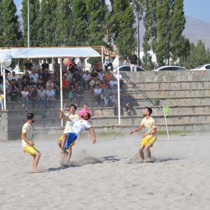 Adilcevazda plaj futbolu heyecanı