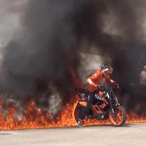 Motosikletiyle ateşin içinden geçti