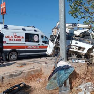 Mardin’de kontrolden çıkarak direğe çarpan kamyonetteki 2 kişi yaralandı