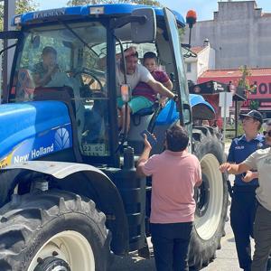 Polis, izinsiz çiftçi eylemi için ilçe merkezine giren traktörleri durdurdu