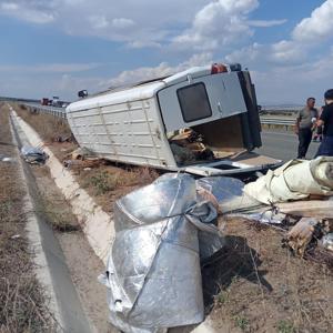 Aksarayda lastiği patlayan minibüs, bariyere çarpıp devrildi; sürücü öldü