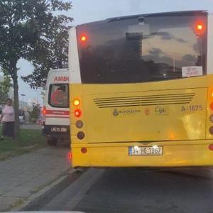 Şişli’de trafikte ilerleyemeyen ambulans kaldırımdan gitti