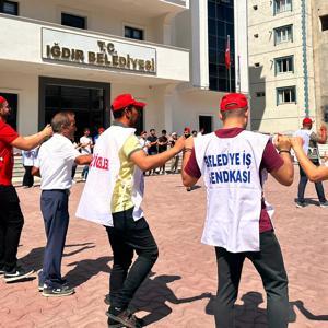 İşten çıkarılan işçilerden 60’ıncı günde halaylı protesto