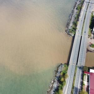 Trabzon’da sel sonrası Karadeniz renk değiştirdi