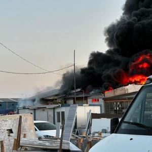 Bandırmada, köpük bulunan depodaki yangın korkuttu