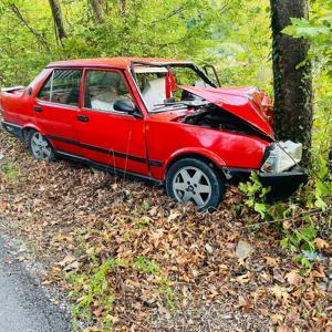 Ehliyetine el konulan sürücü, kullandığı otomobille ağaca çarptı: 2 yaralı