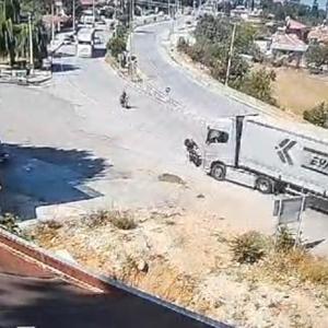 TIRın motosiklete çarpışması kamerada