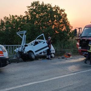 Çanakkalede hafif ticari araç, köprü bariyerlerine çarptı: 1 ölü, 1 yaralı