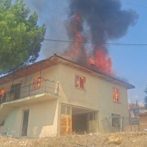 Cami lojmanında yangın; imam ile eşi kurtuldu