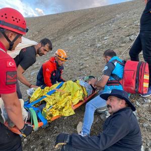 Erzincanda dağlık alana zorunlu iniş yapan yamaç paraşütçüsü 7 saatte kurtarıldı