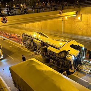 Domates yüklü TIR, alt geçitte devrildi; şoför öldü