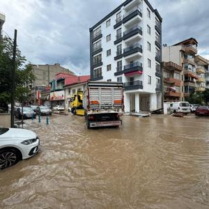 Erdekte sağanak ve fırtına; balıkçı tekneleri karaya vurdu, yollar göle döndü