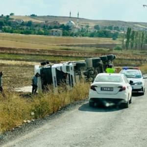 Ankarada mıcır yüklü TIR devrildi, sürücü yaralandı