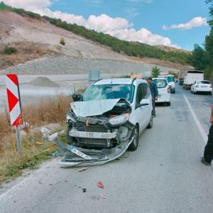 Kütahya’da otomobille çarpışan motosikletli yaralandı