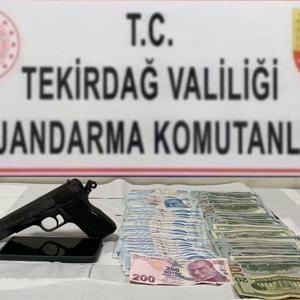 Kendilerini jandarma olarak tanıtan dolandırıcılar, jandarmaya yakalandı