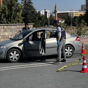 Eski eşini, 8 yaşındaki kızının gözü önünde tabancayla yaraladı