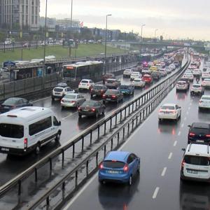 İstanbulda haftanın ilk iş gününde yağmur trafiği