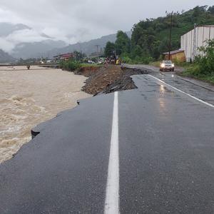 Artvin’de taşkın ve heyelanlara neden olan yağışta yol çöktü