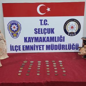 İzmirde 4 heykelcik ve 26 sikke ele geçirildi