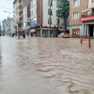 Trabzonda sağanak: Araklı-Bayburt kara yolu trafiğe kapandı