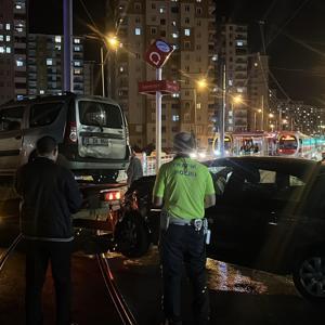 Hafif ticari araçla çarpışan otomobilin sürücüsü kaçtı: 5 yaralı