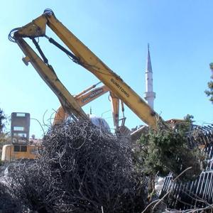 İstanbul - Kadıköy’de yıkım çalışması sırasında kopan beton parçaları camiye zarar verdi