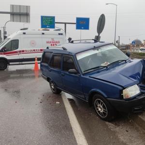 Otomobil, refüjdeki trafik lambası direğine çarptı; 1 yaralı