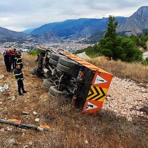 Taş yüklü kamyon şarampole devrildi: 1 yaralı