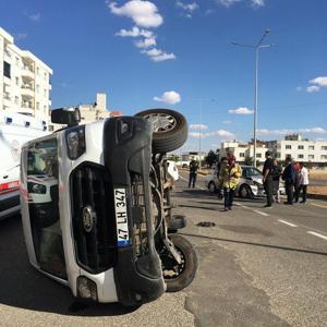 Mardin’de otomobil ile çarpışan minibüs devrildi: 3 yaralı