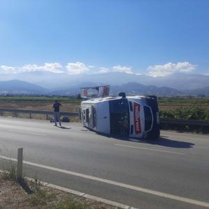 Manisada ambulans ile hafif ticari aracın çarpışması kamerada; 3 yaralı