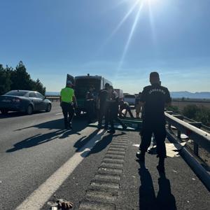 TIR ile kamyonet kazası ardından bölgeye giden cenaze aracı da traktörle çarpıştı: 2 ölü, 4 yaralı