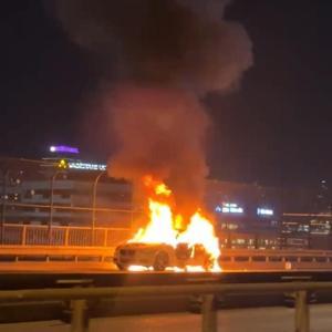 İstanbul-Kağıthanede seyir halindeki otomobil alev alev yandı