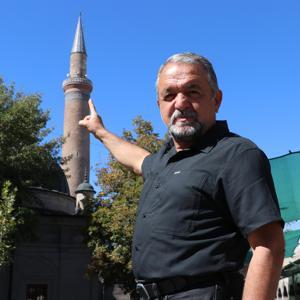 900 yıllık caminin depremde yıkılan minaresindeki kitabede yazanlar okunamıyor