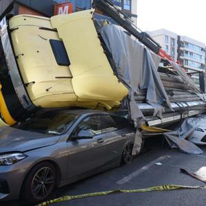 İzmirde şoförü polisten kaçan TIR, iki otomobilin üzerine devrildi; 2 yaralı