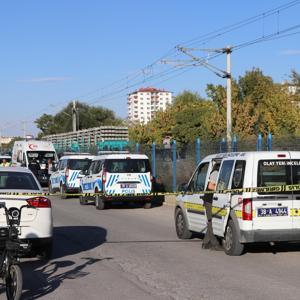 Yük treni çarptı; olay yerinde öldü