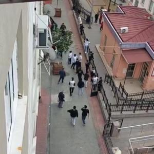 İstanbul-Beyoğlunda iki grubun tekme ve yumruklu kavgası kamerada