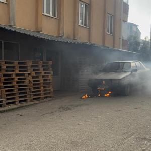 Bilecikte seyir halindeki araçta çıkan yangın esnafın müdahalesiyle söndürüldü