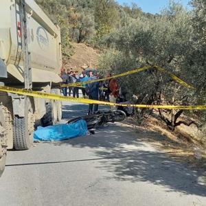 Kamyonla çarpışan motosikletin sürücüsü yaralandı; eşi ve torunu öldü