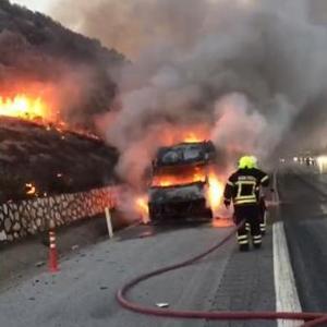 Tarsusta seyir halindeki minibüs, alev alev yandı