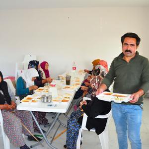 Yemek yapmakta zorlanan annesinden esinlenen muhtar, yaşlılara her gün yemek hazırlıyor