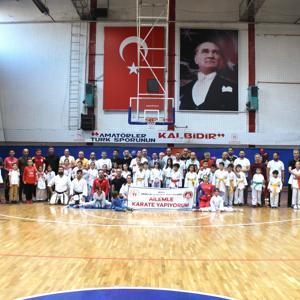 Boluda çocuklar aileleriyle karate yaparak eğlendi