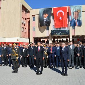 Mardin’de 29 Ekim Cumhuriyet Bayramı kutlamaları çelenk sunma töreniyle başladı