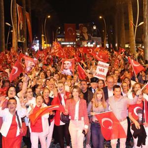 Marmaris Cumhuriyet Bayramı coşkusunu fener alayıyla yaşadı