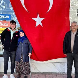 İş yeri önündeki bayrağı öpen bastonlu kadın: Bayrağı çok severim