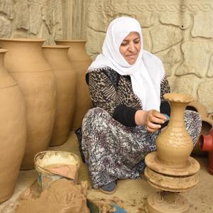 Çamura şekil verip, aile ekonomisine katkı sağlıyorlar