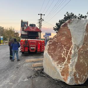 Seyir halindeki TIRdan 12 ton ağırlığındaki mermer blok, yola düştü