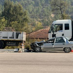 Otomobil, TIRa arkadan çarptı; sürücü ile eşi yaralandı